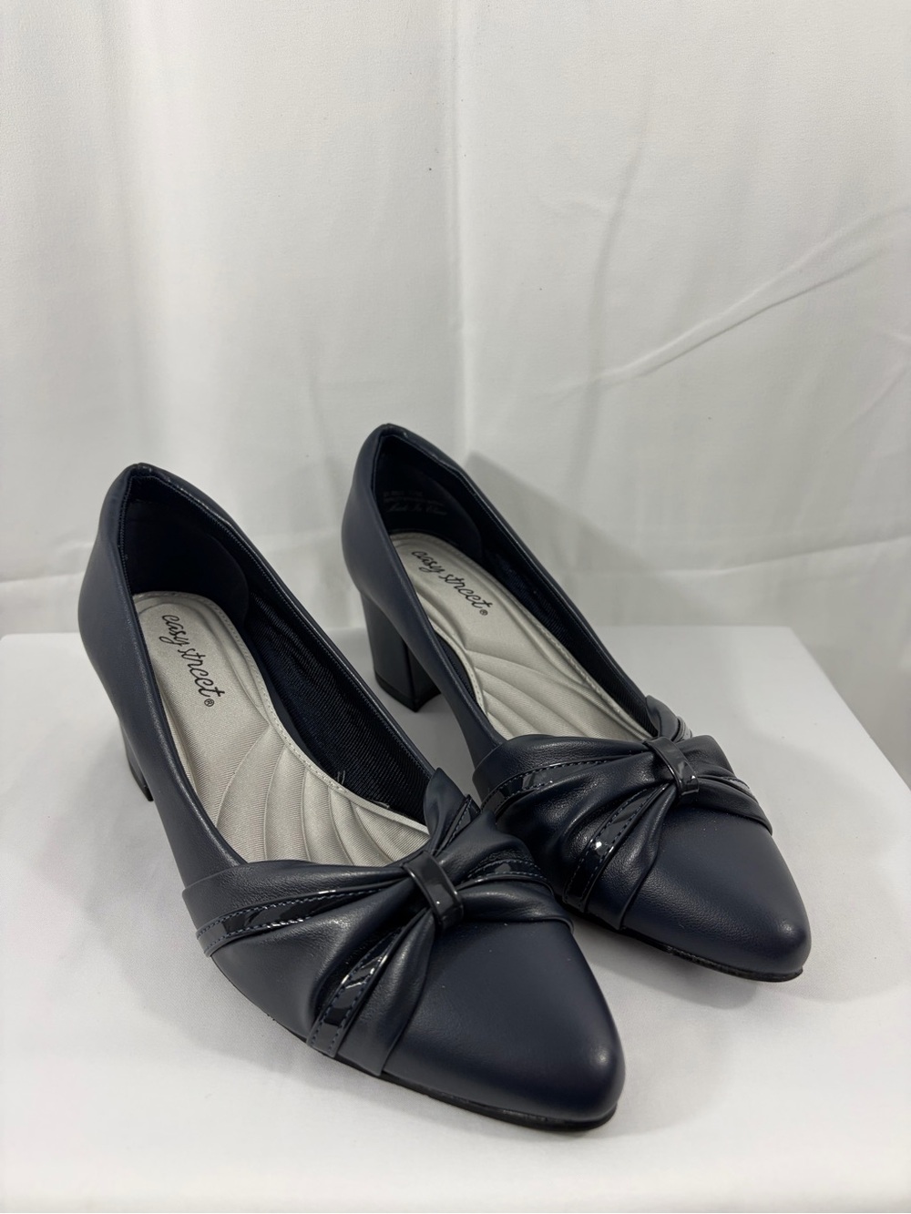 NWT easy street Women’s Size 7.5 Navy Blue Knot-Front Block Heel Pumps
